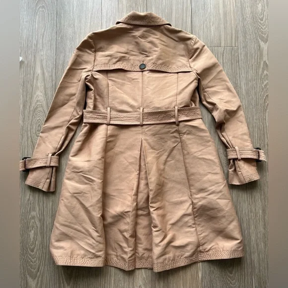 BCBG Maxazria Women's Camel Trench Coat Size small - Picture 3 of 6